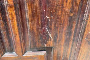 Un joven con capucha intenta forzar sin éxito la puerta del templo y varios negocios de Los Llanos de Telde/TA.